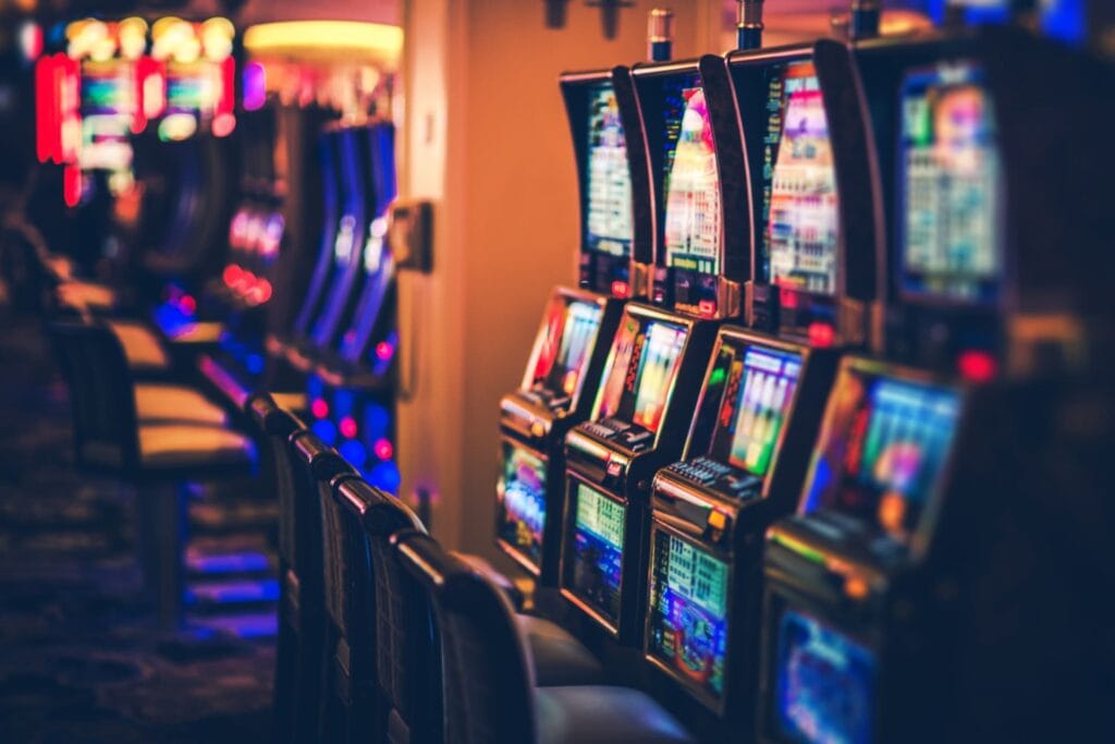 Rangées de machines à sous au casino — vue d'un sol de casino moderne