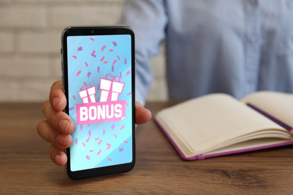 https://www.shutterstock.com/fr/image-photo/bonus-gaining-woman-showing-smartphone-wooden-2397812063?trackingId=54175bed-ecf1-4fa9-b902-bbcea7f8be68&listId=searchResults